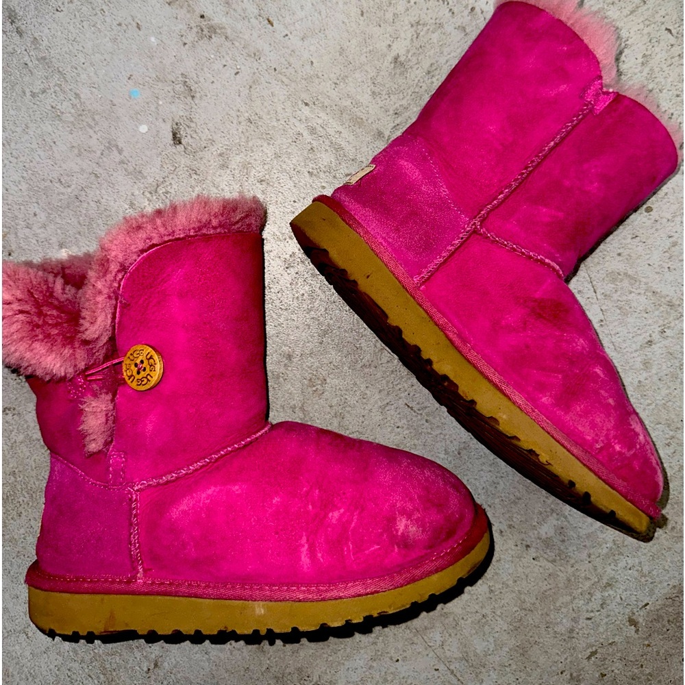 Girls size 4 UGG BOOTS. My daughter wore them while she was a true size 4/5.
